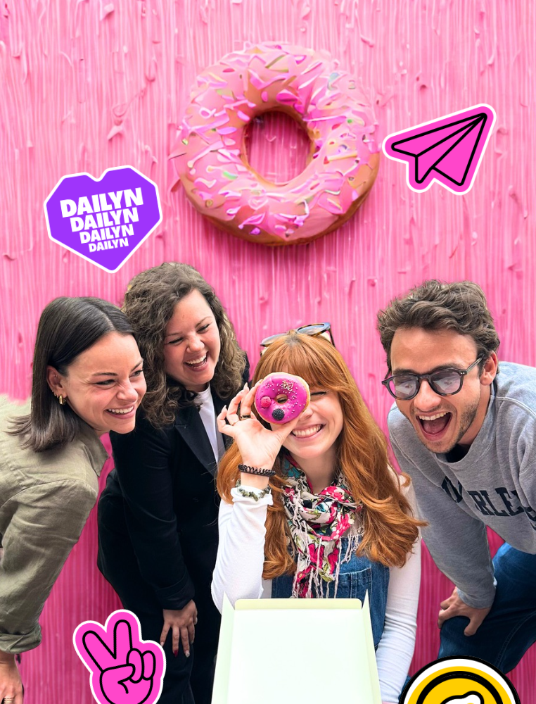 4 amis qui profitent et mangent des donuts