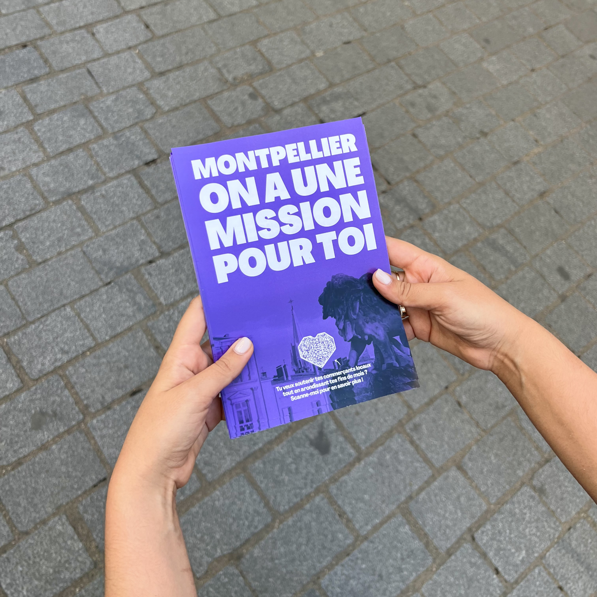 Mains tenants une affiche violette