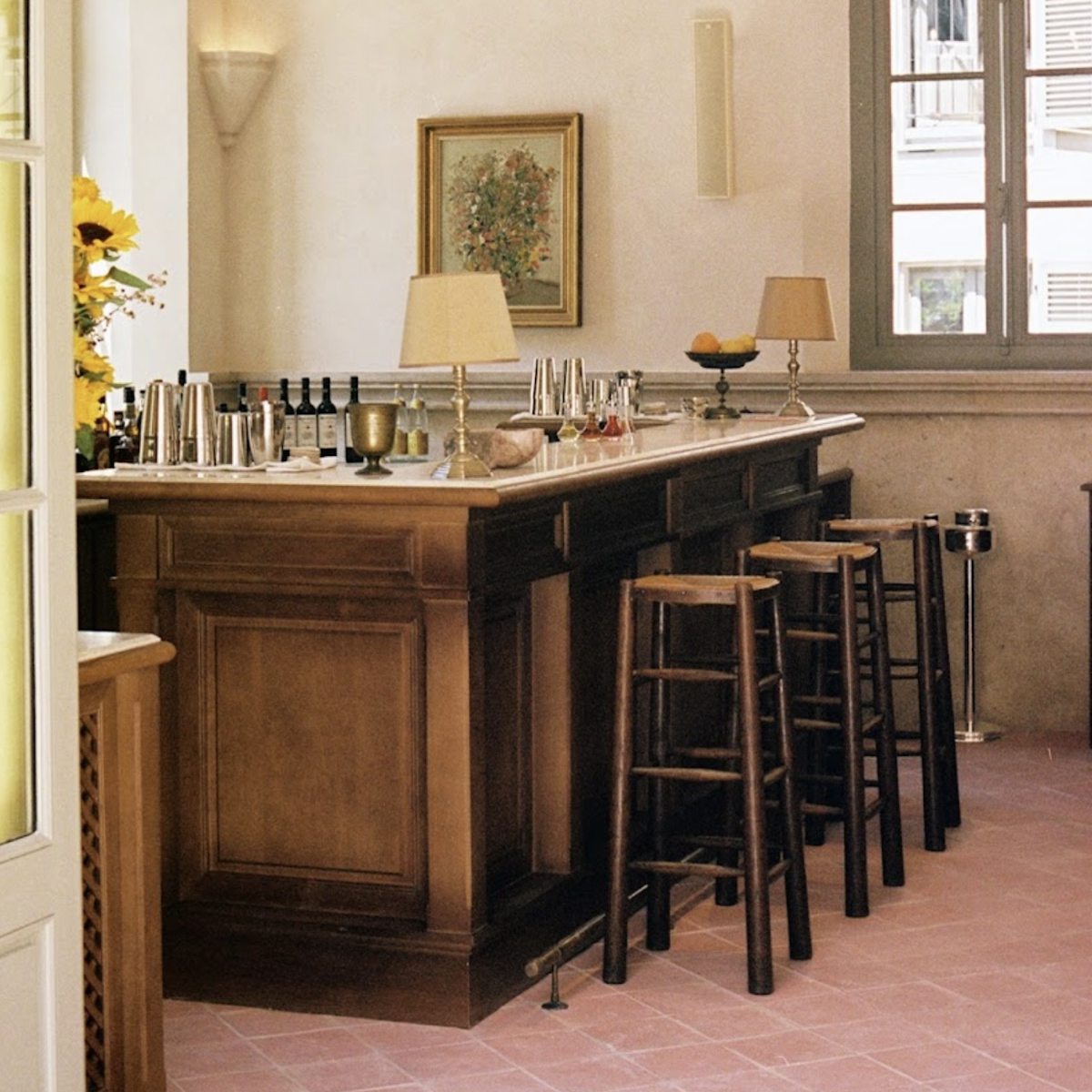 Bar en bois avec tabouret