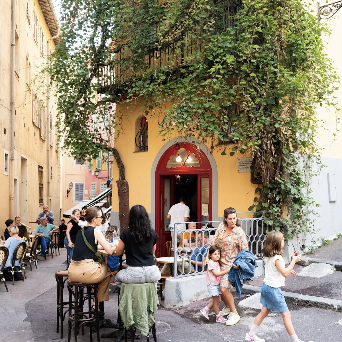Personnes buvant un verre