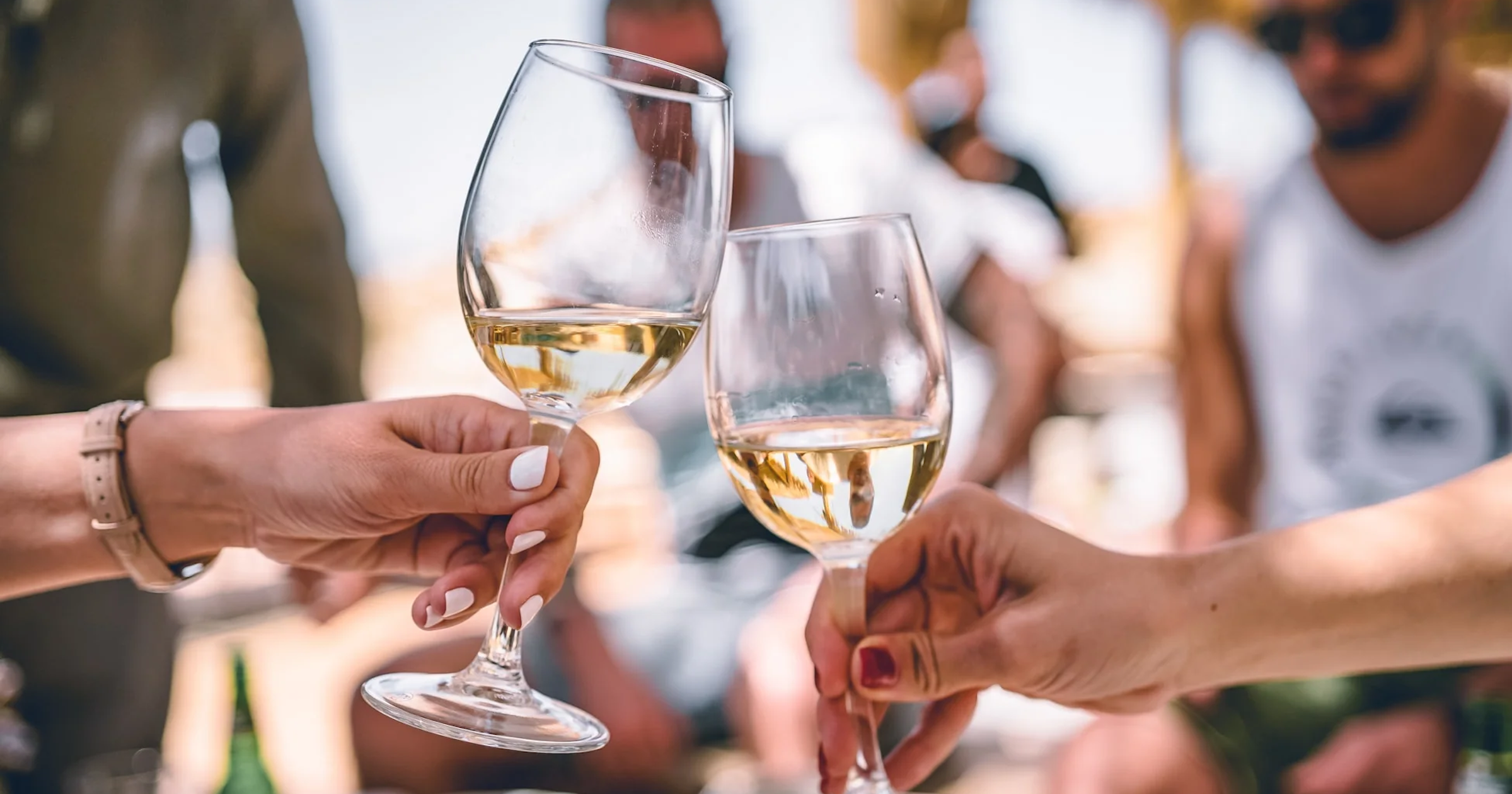 deux mains tenant un verre chacune et trinquant