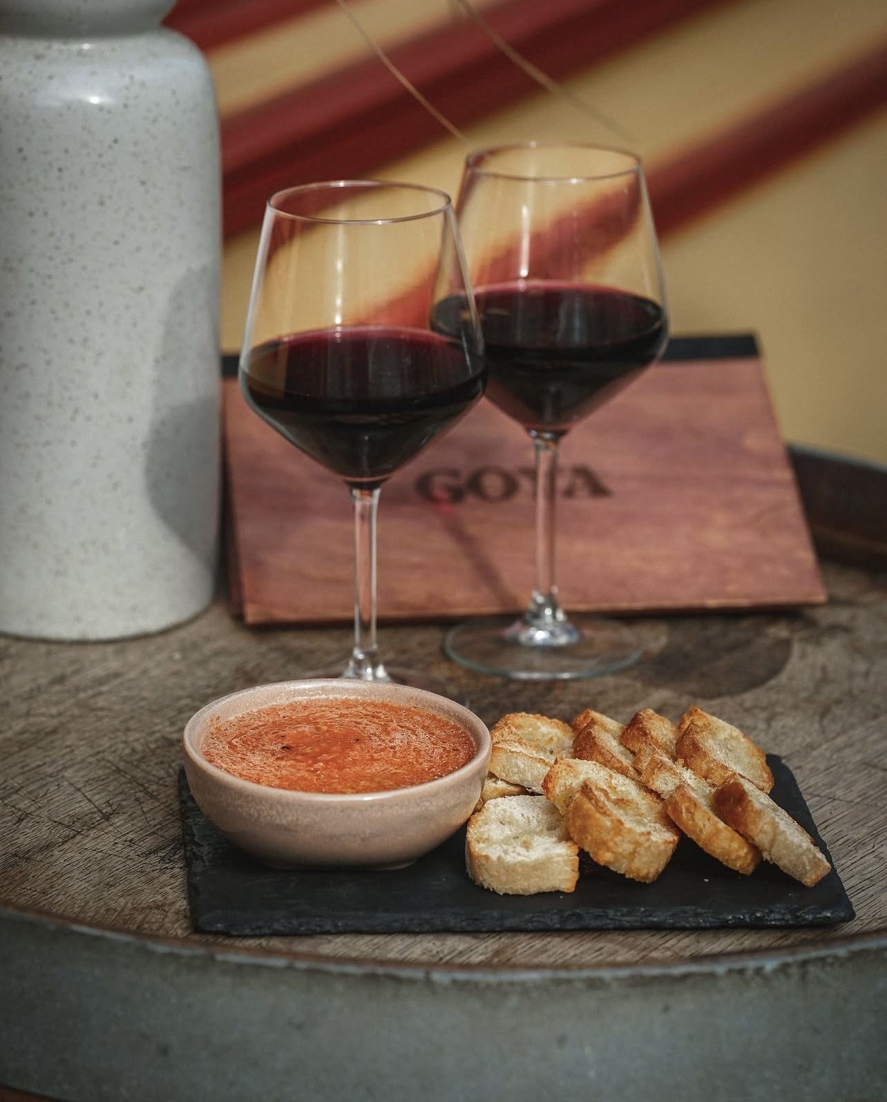 Verres de vin rouge et assiette avec pain et tartinnade