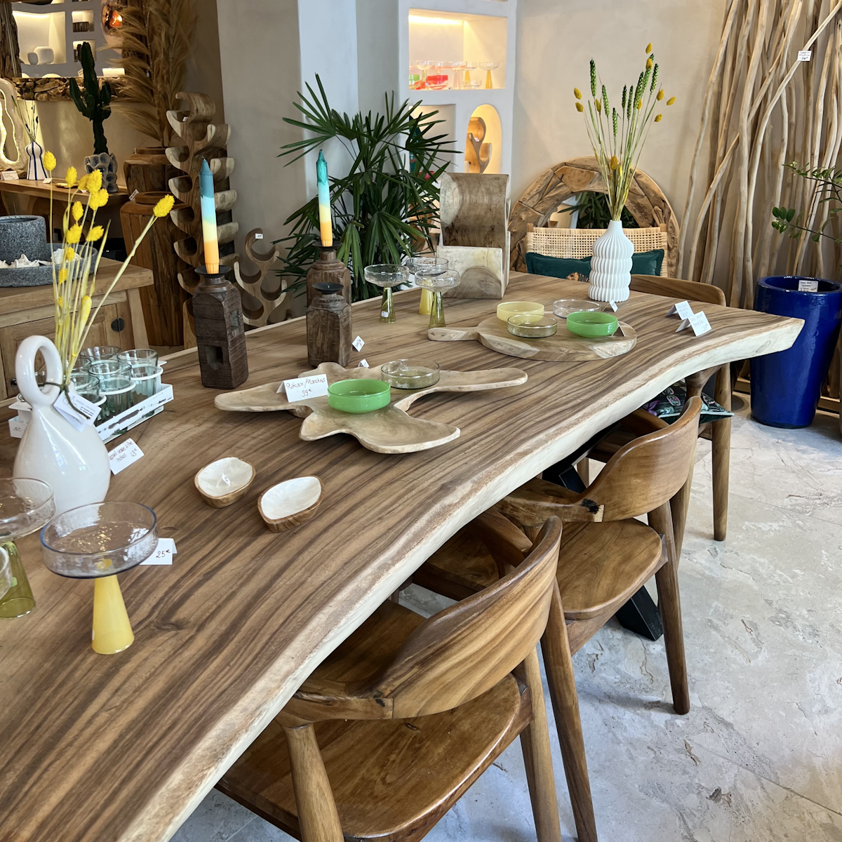 Table et chaises avec décorations