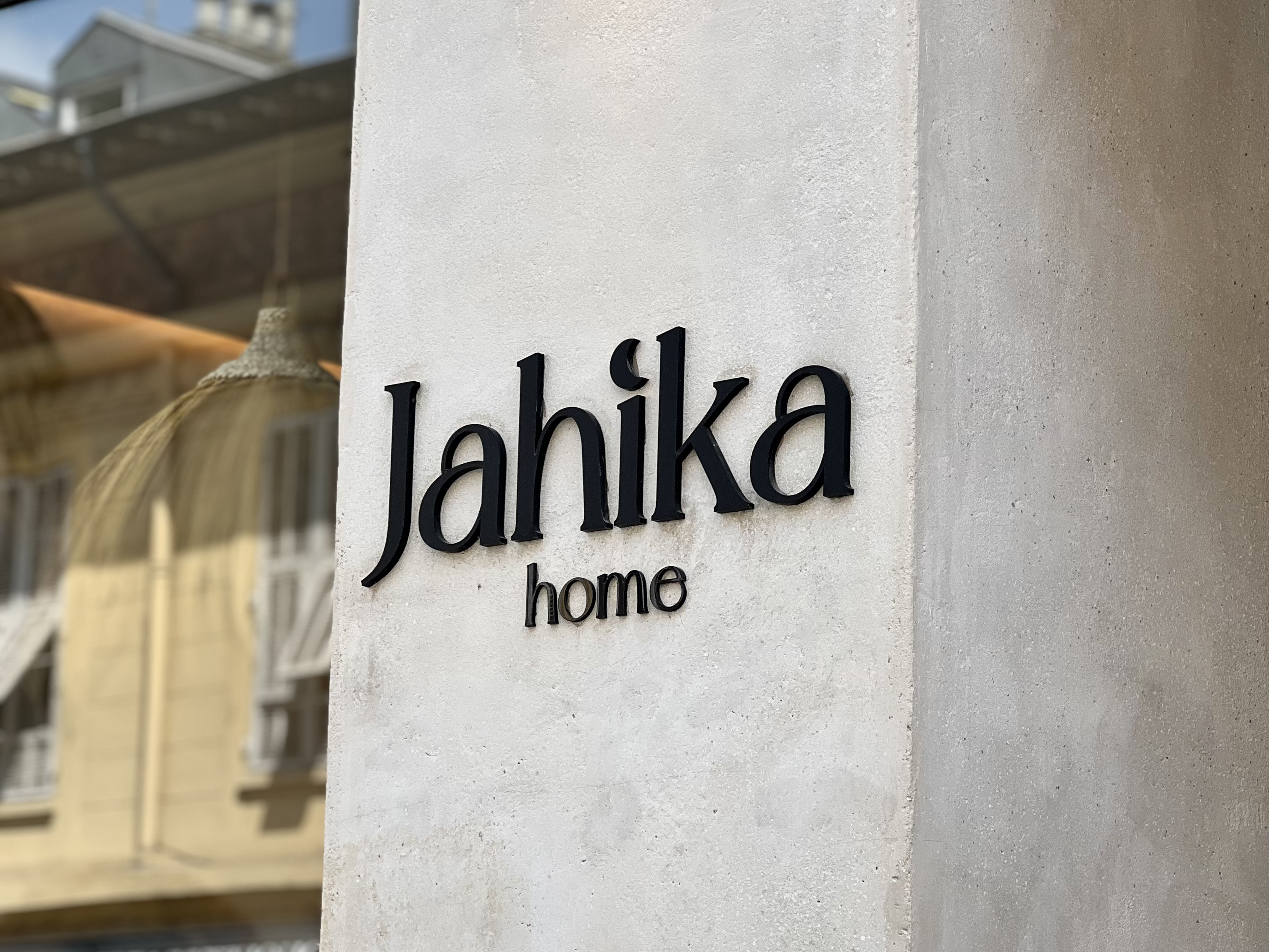 Devanture d'une boutique avec écrit en noir Jahika Home