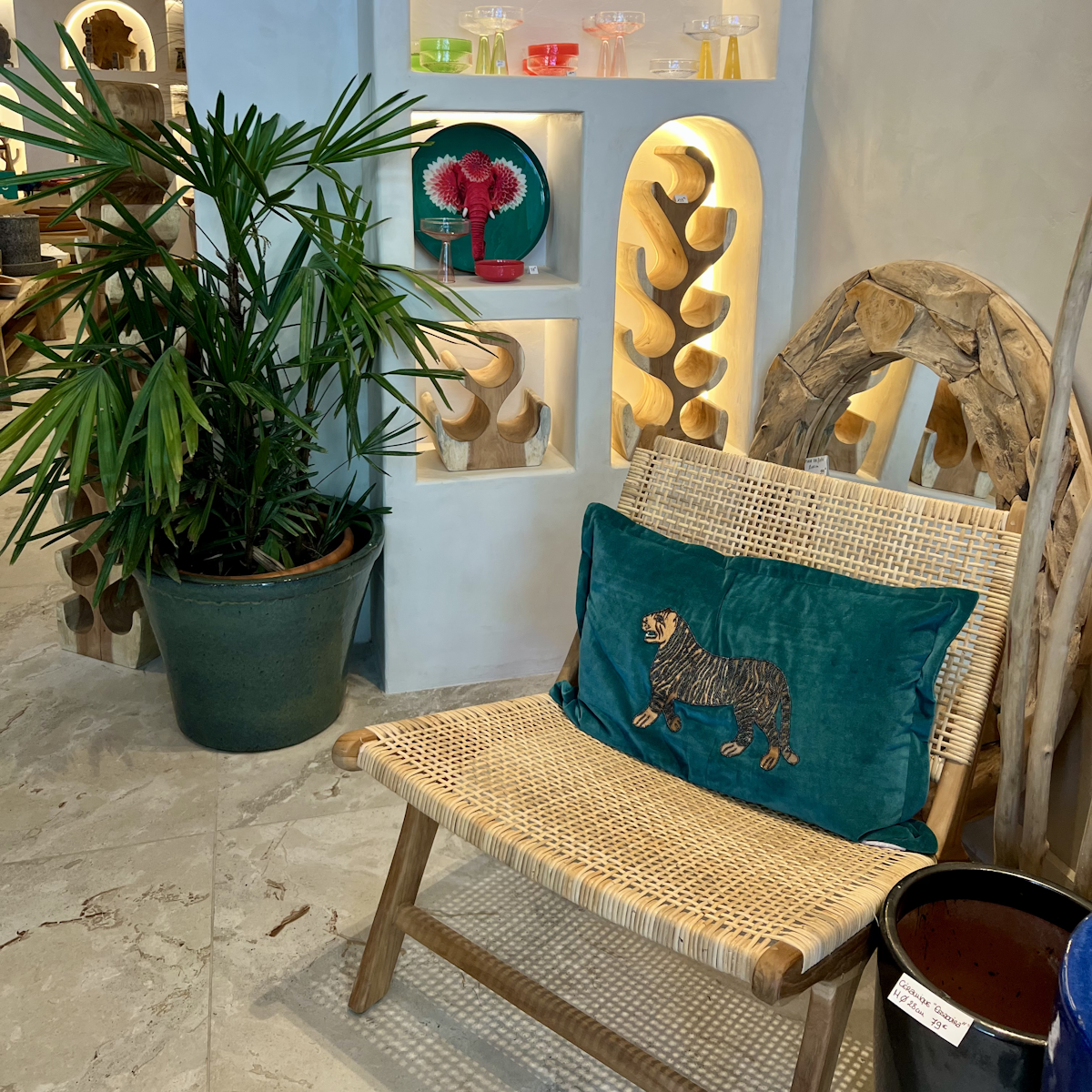 Chaise, plante et étagères avec décorations