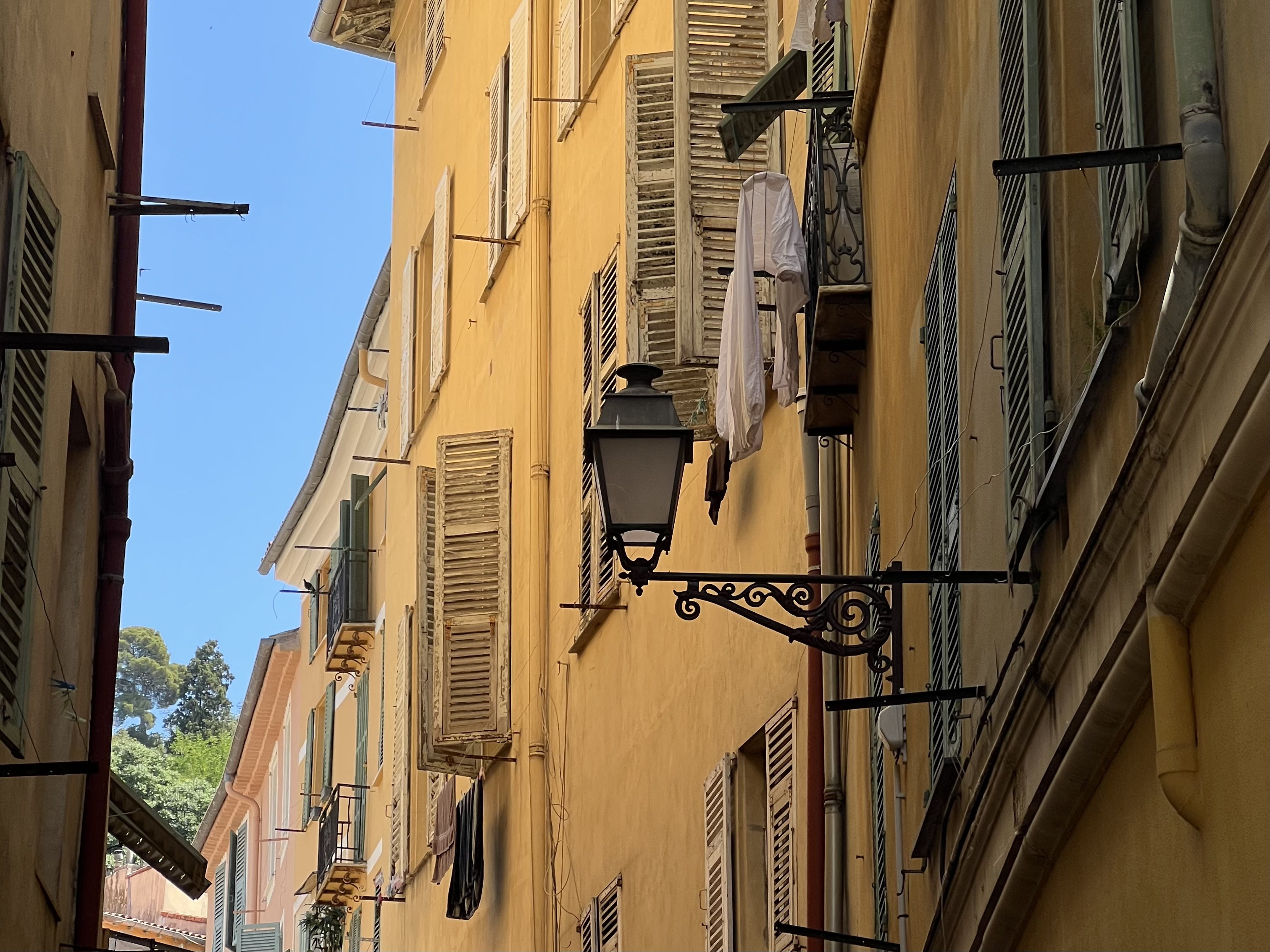 ruelle jaune vieux nice