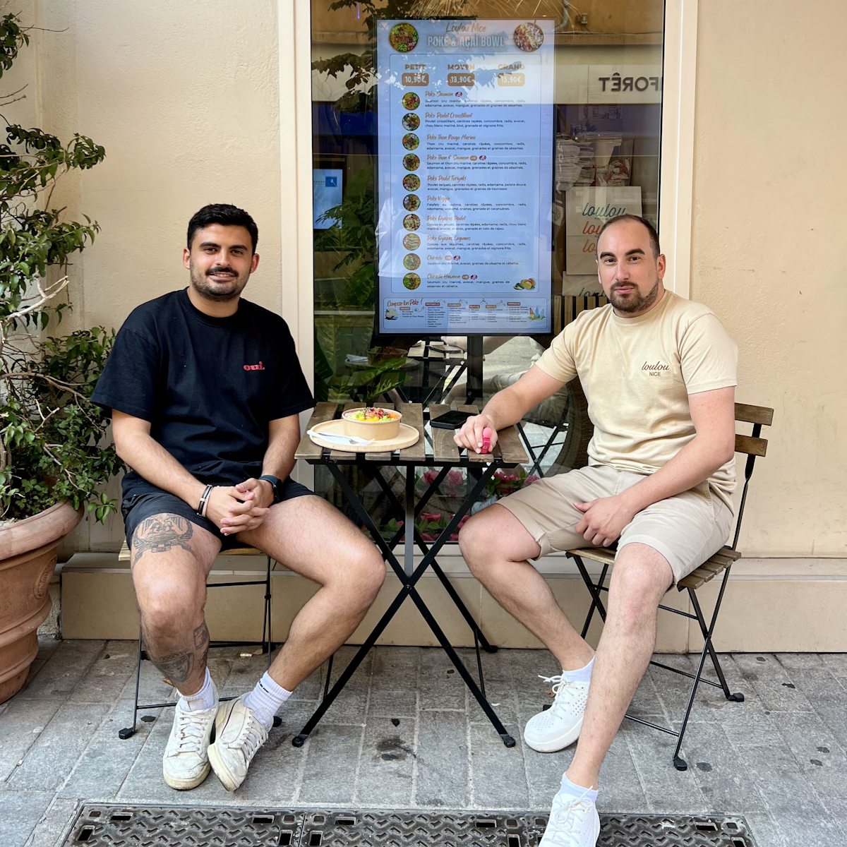 Deux hommes assis autour d'une table