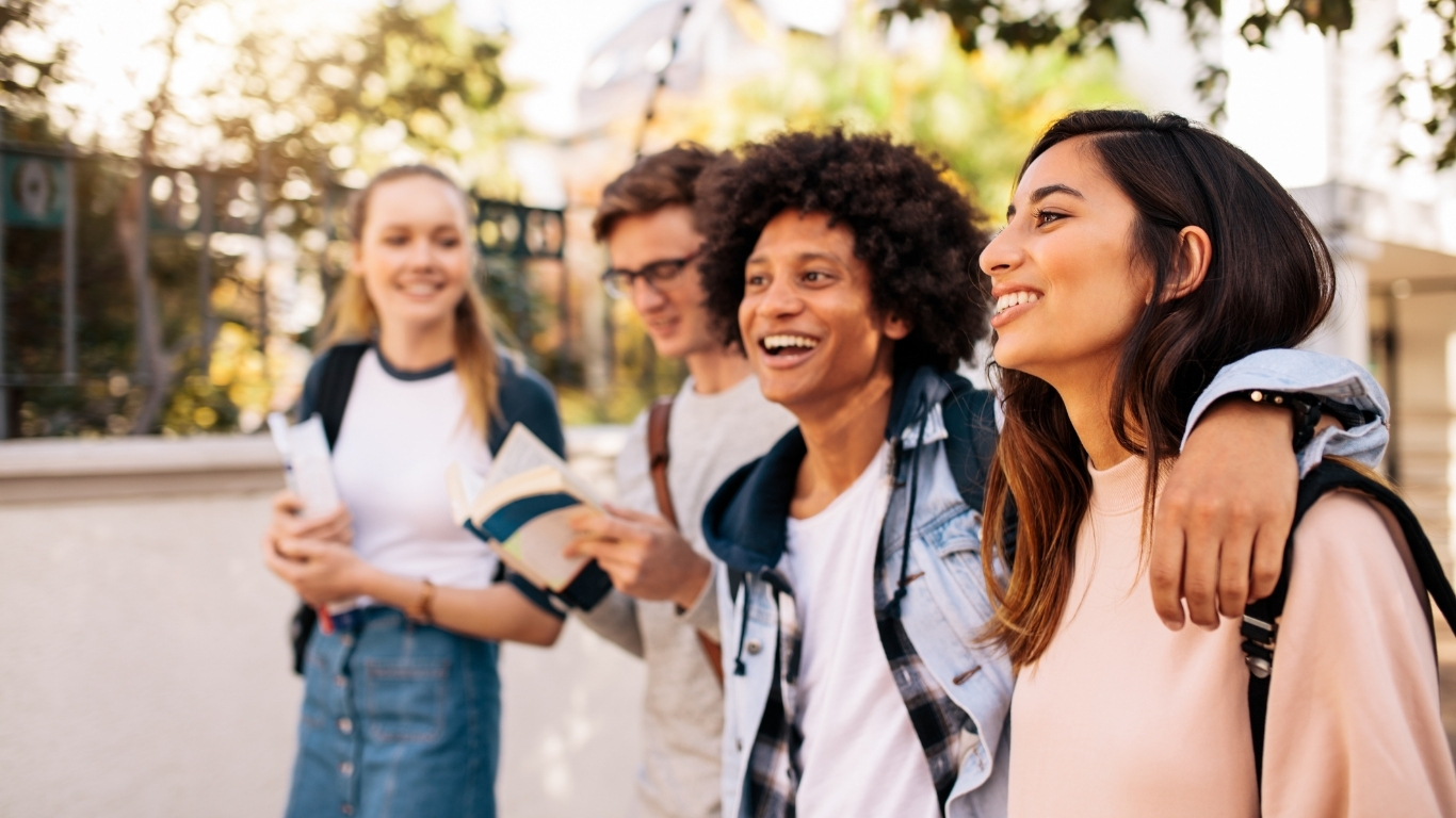 Des étudiants se baladent