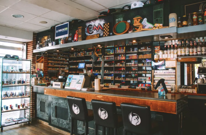 Comptoir qui vend des cigarettes électroniques