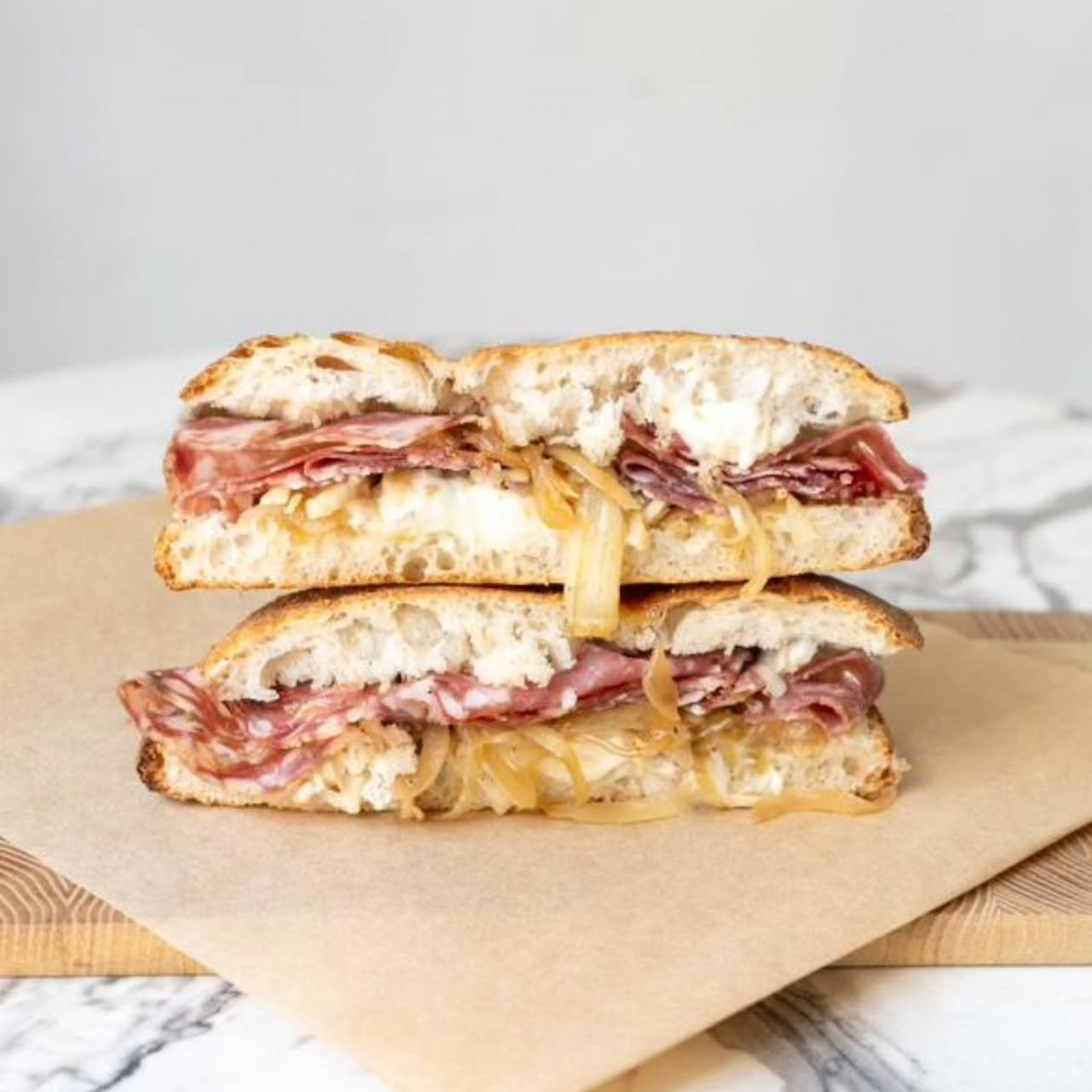Sandwich focaccia coupé en deux