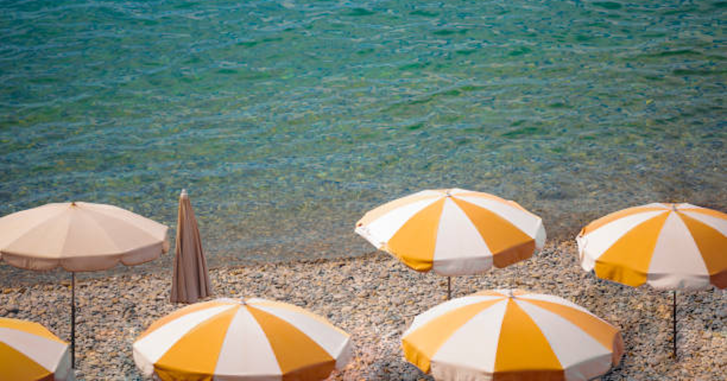 Plage avec parasols