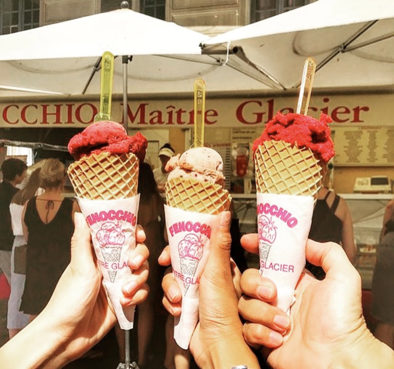 Trois mains tanant un cornet de glace chacune