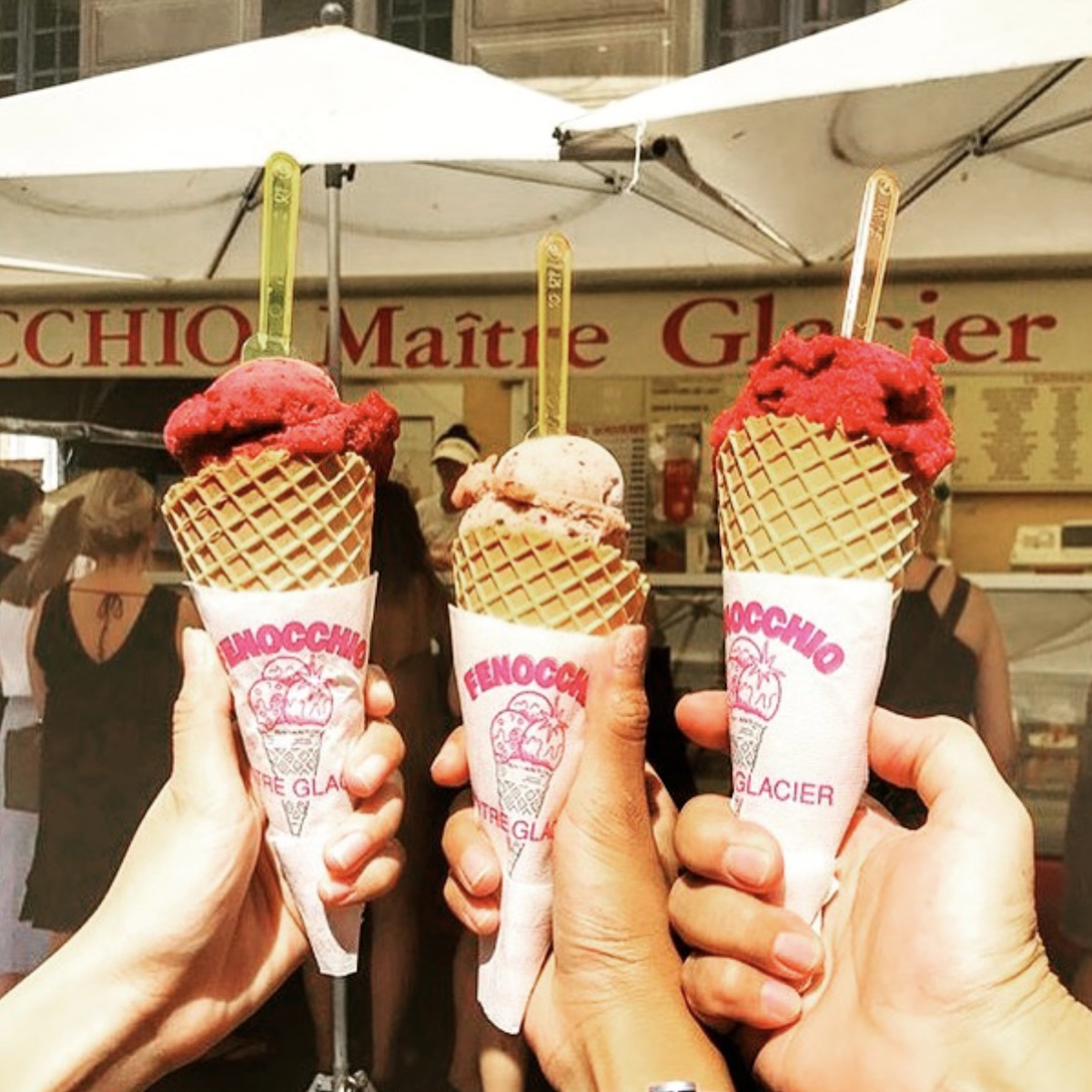 Trois mains tanant un cornet de glace chacune
