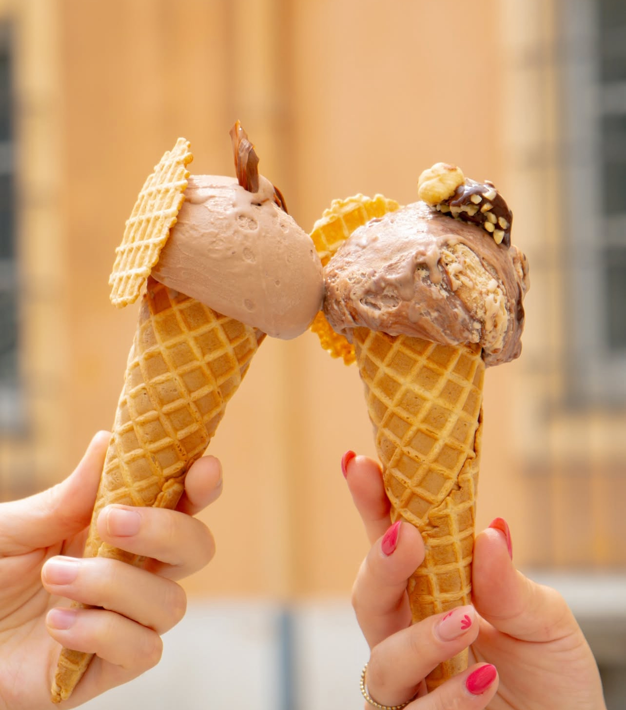 deux mains tenant un cornet de glace chacune