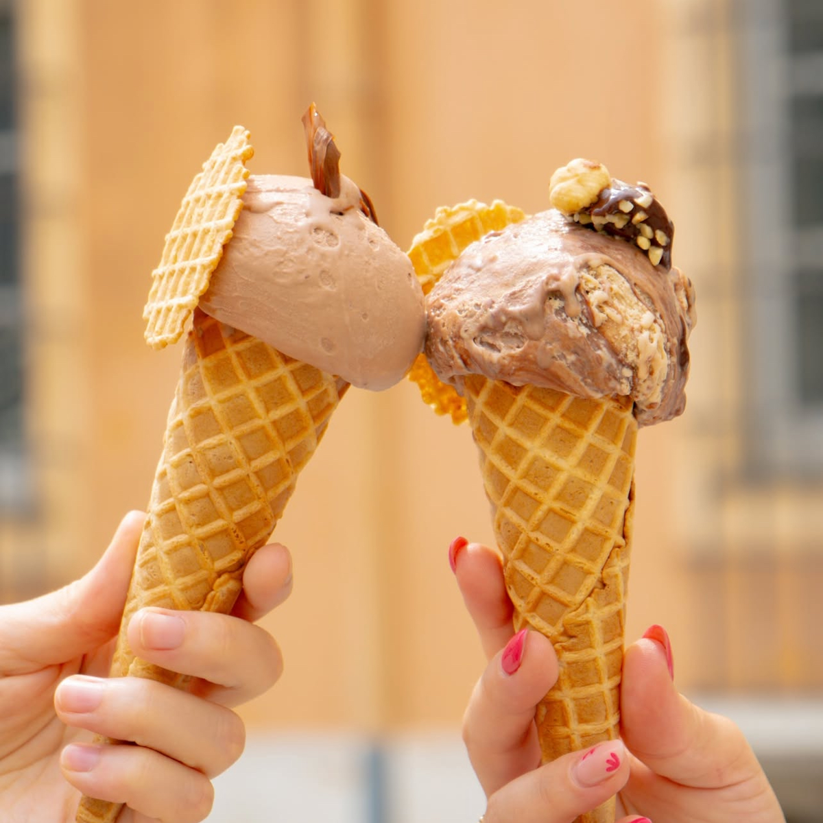 deux mains tenant un cornet de glace chacune