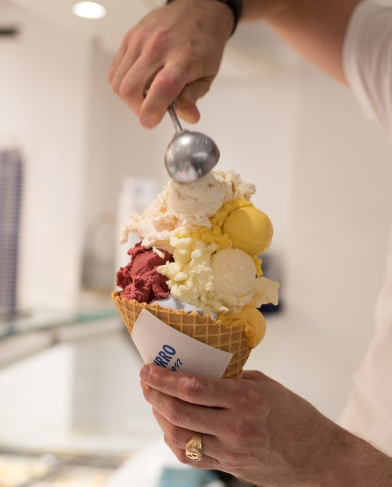 Gros cornet de glace avec pleins de boules