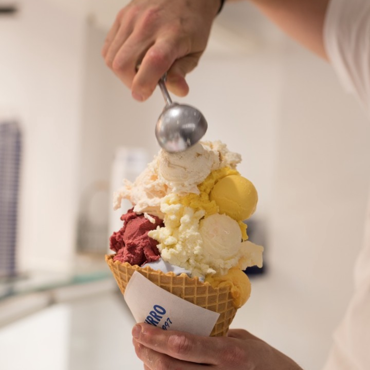 Gros cornet de glace avec pleins de boules