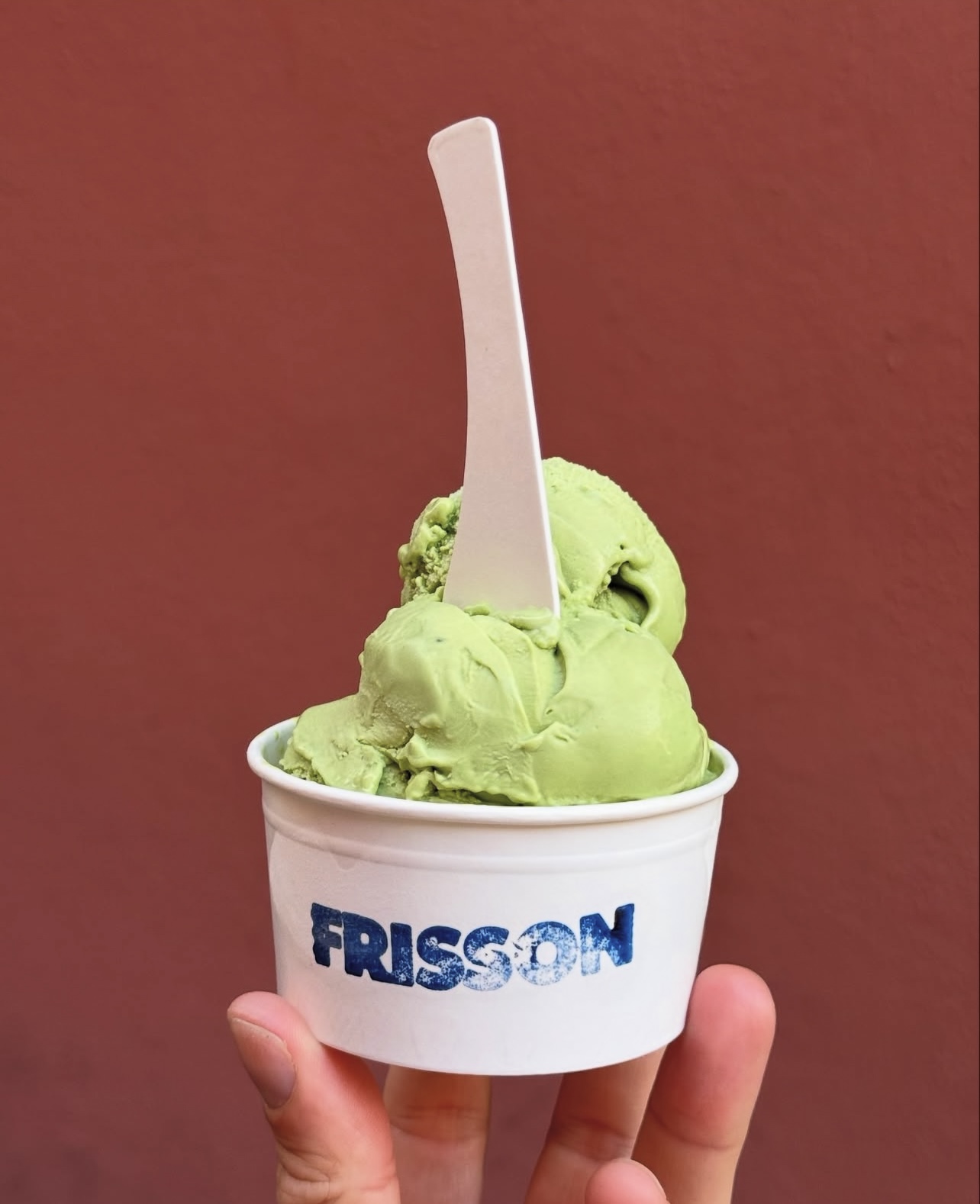 Main tenant un pot de glace