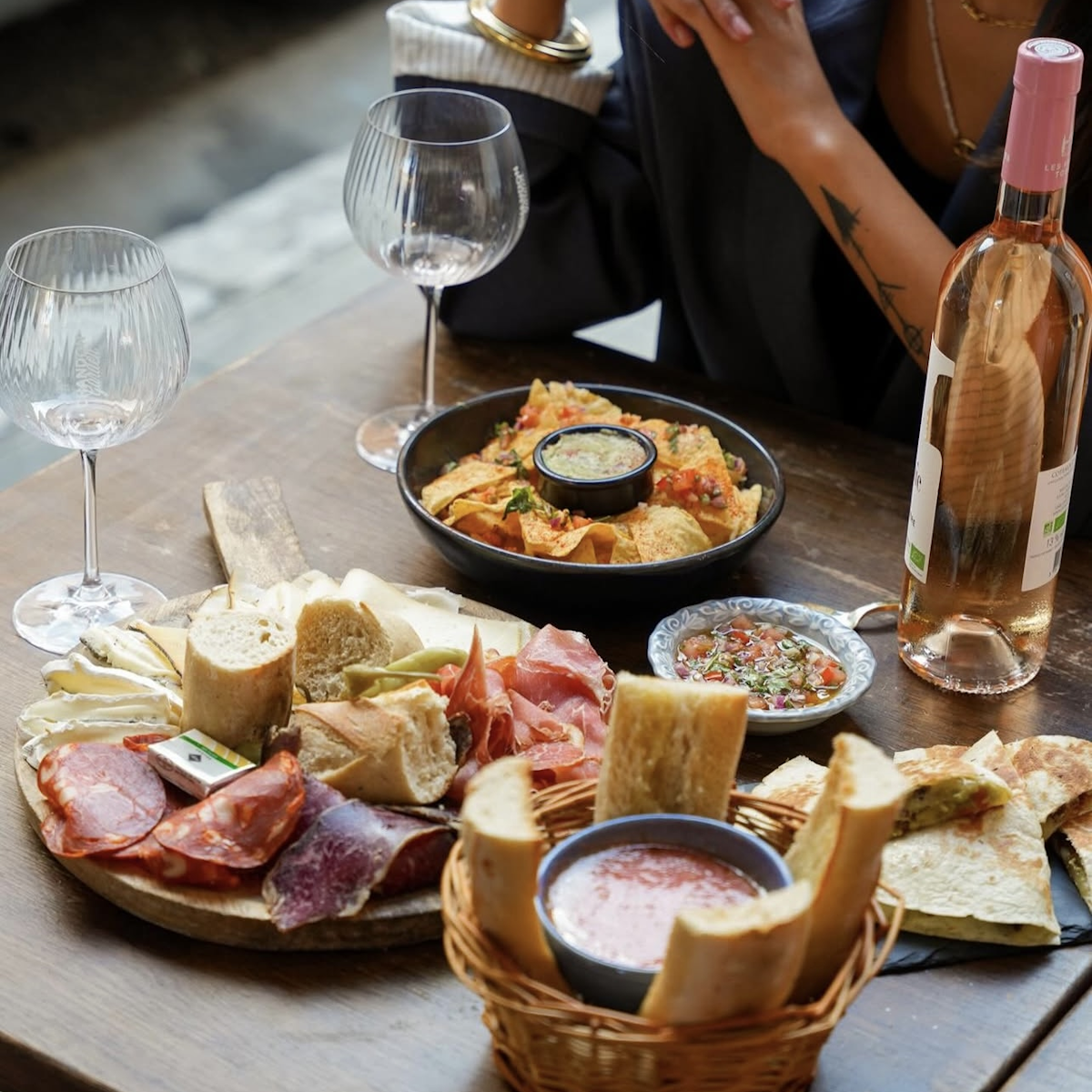 Tables avec plusieurs tapas à partager