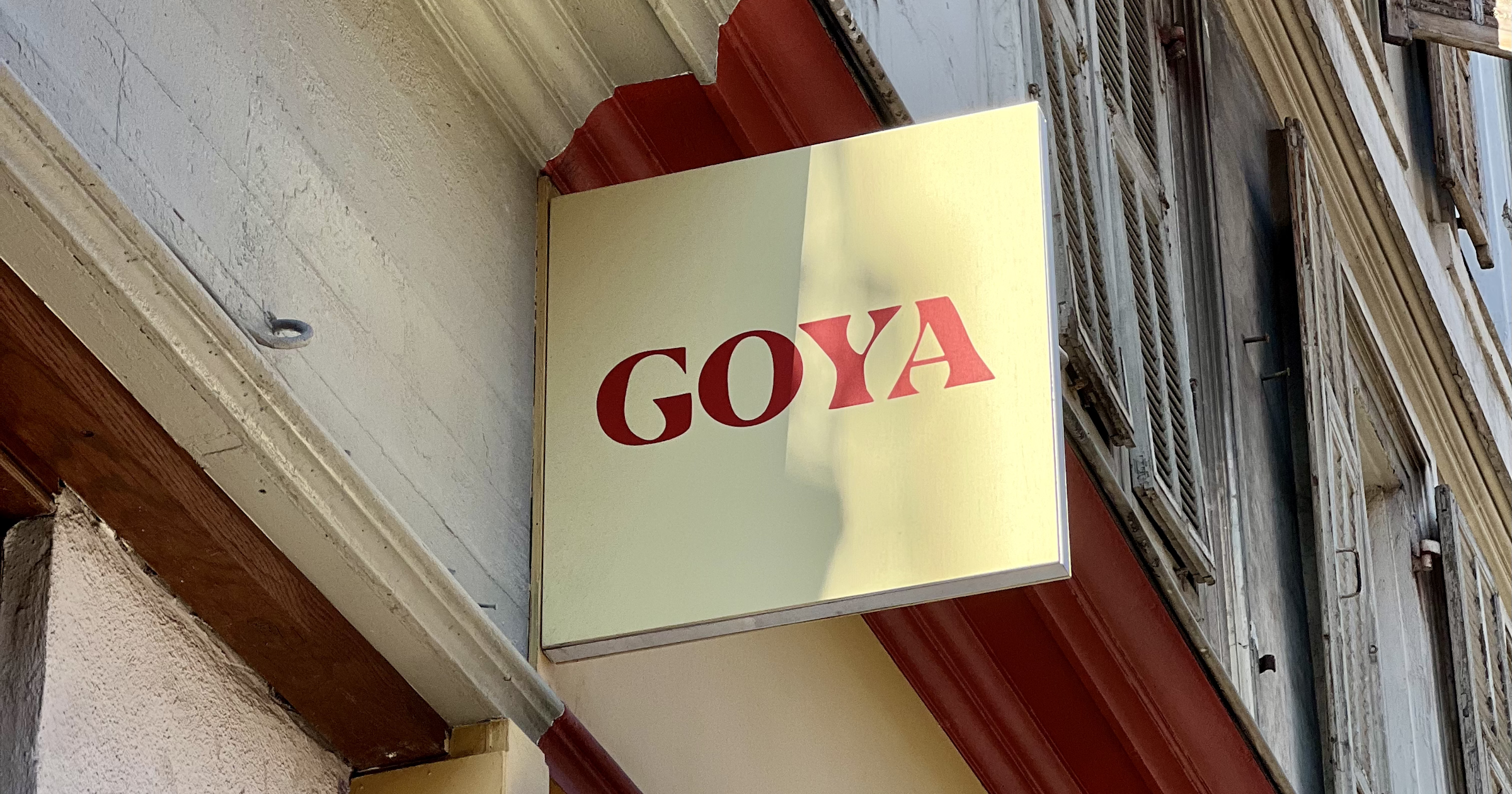 Devanture avec logo GOYA