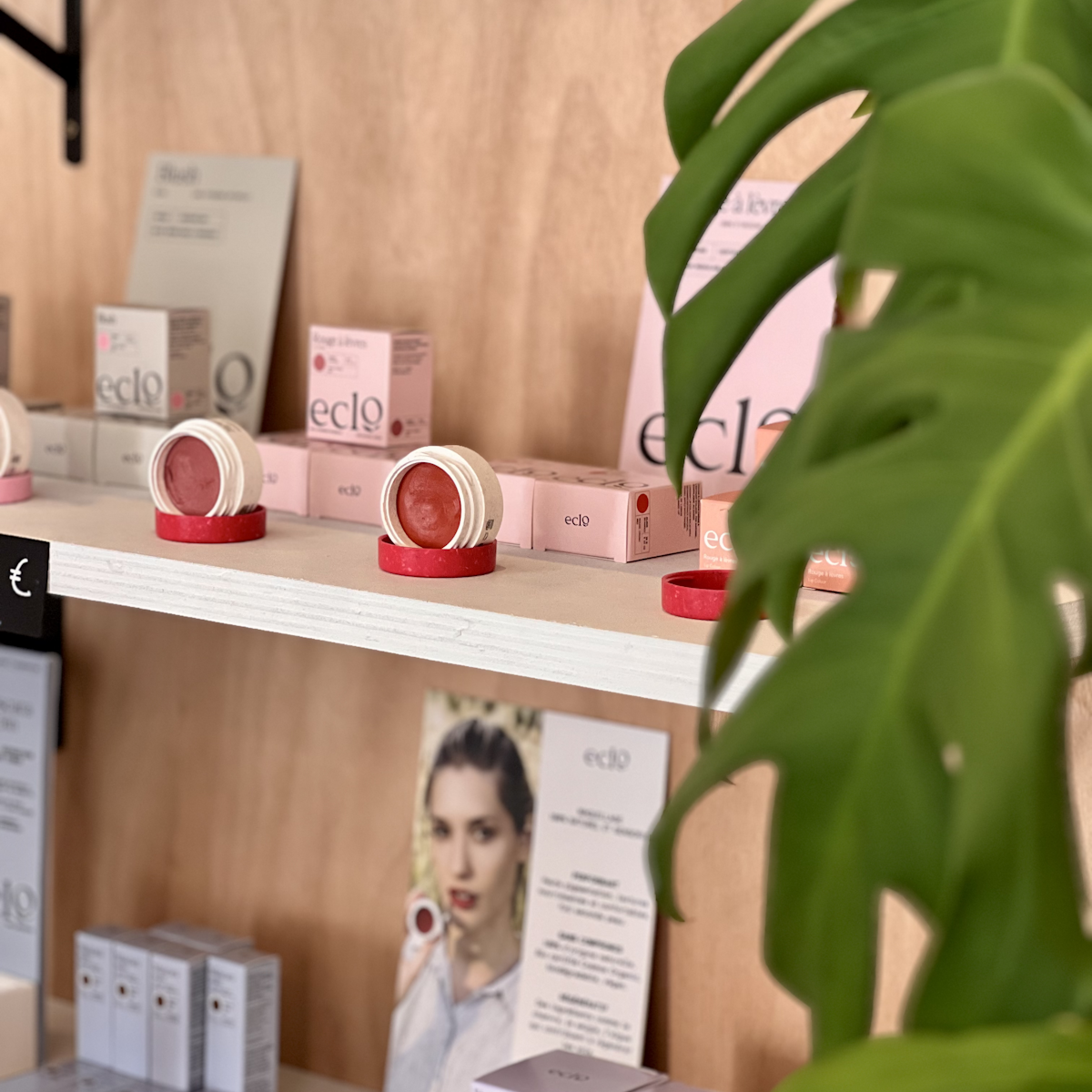 Etagères avec produits de beauté exposés