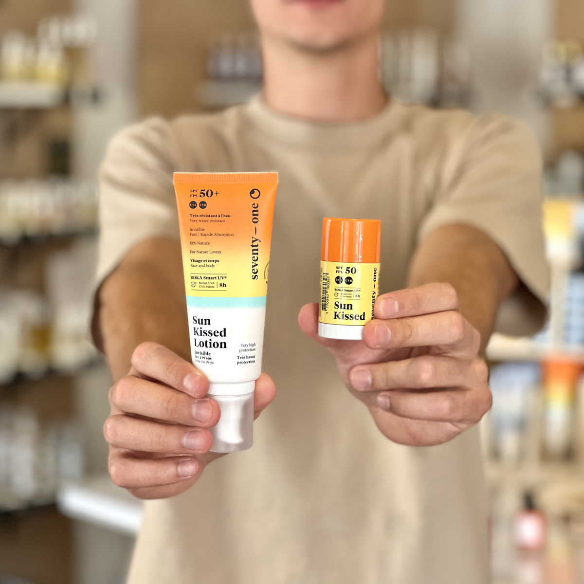 Personne tenant deux produits dans ses mains