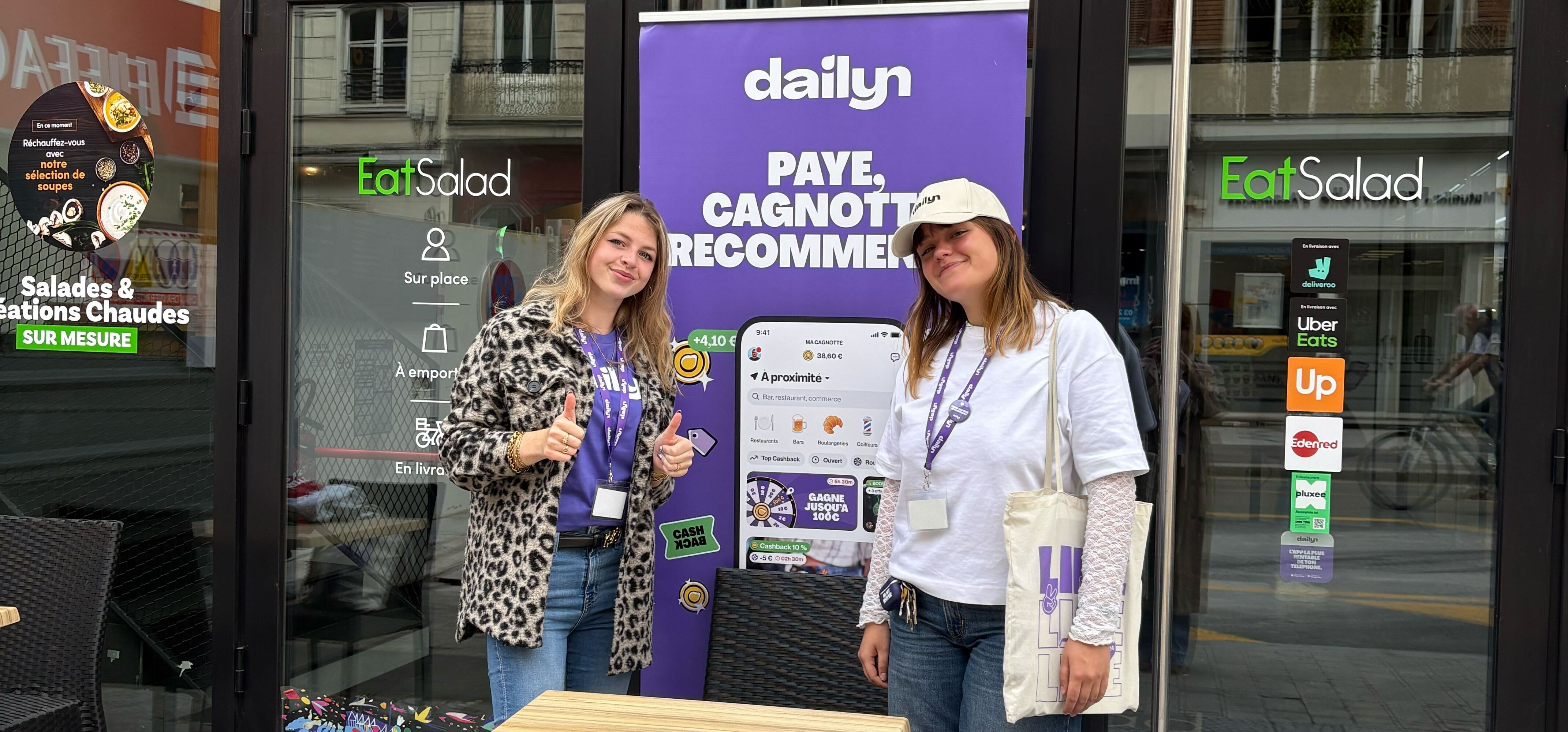 Deux stagiaires Dailyn devant un commerce