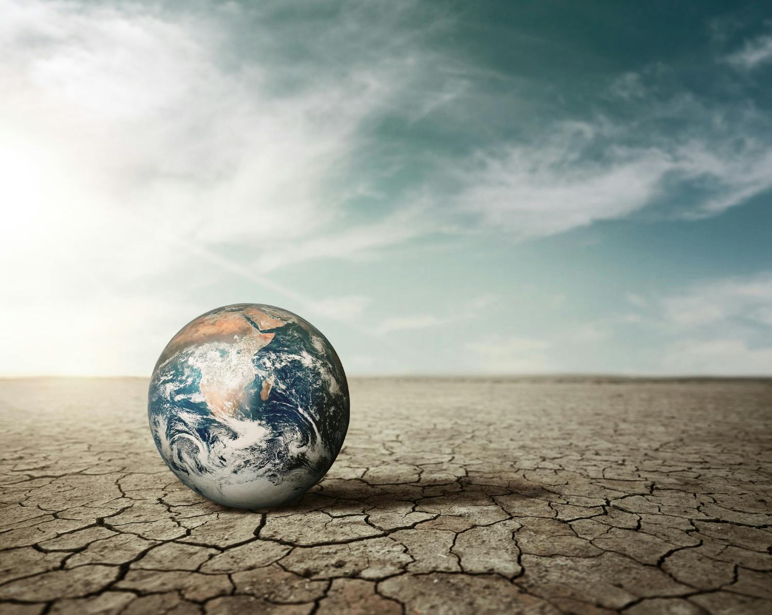 Imagem do planeta Terra sobre um chão árido