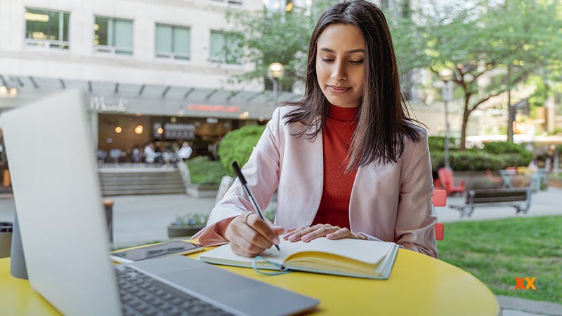 Mujer empresaria pyme anotando estrategias para adjudicarse licitaciones en Chile