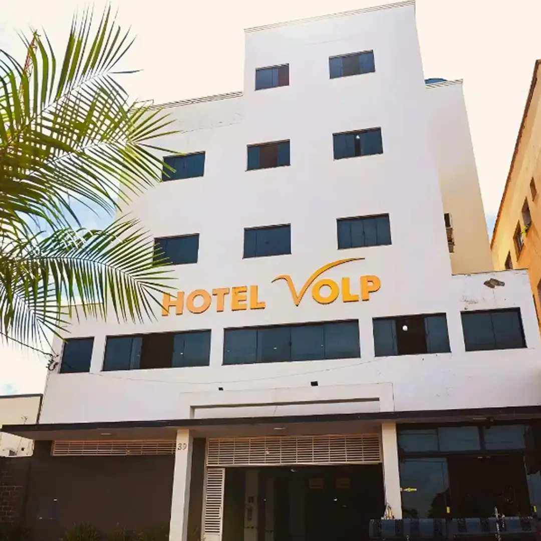 Imagem do Hotel Volp localizado no centro cidade de Patos de Minas, com fachada moderna, indicando um ambiente confortável e bem equipado para hóspedes que buscam hospedagem com conforto e praticidade.