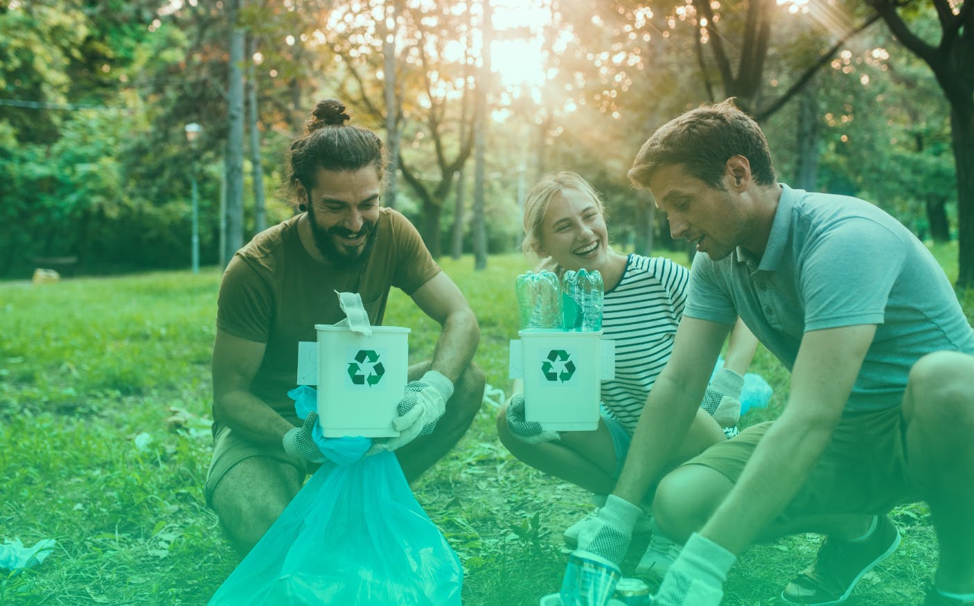 Jóvenes cuidando la naturaleza