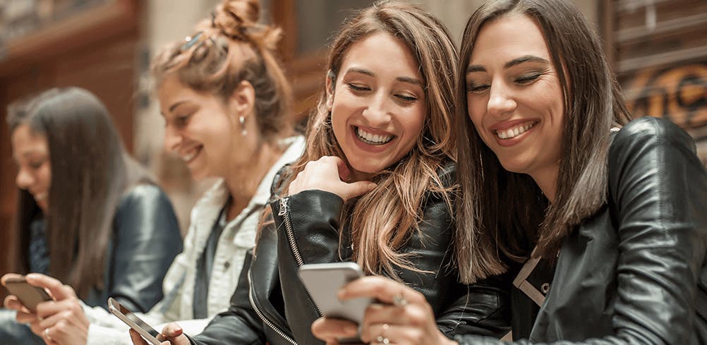 Meninas no Telefone