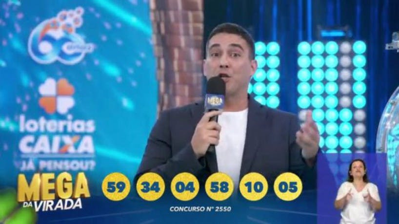 André Marques singing the Mega da Virada numbers