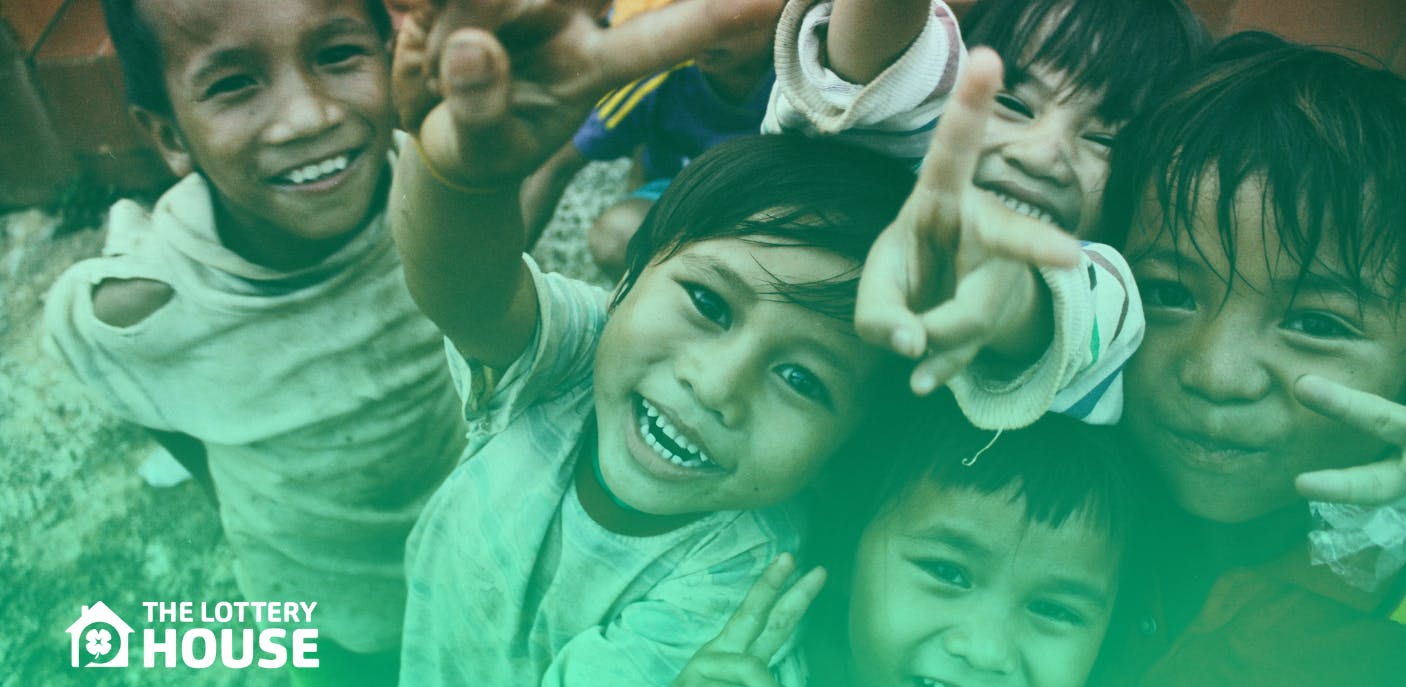 Niños vulnerables sonriendo