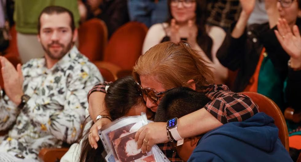Imigrantes que foram ajudados pelo prêmio do sorteio "El Gordo".