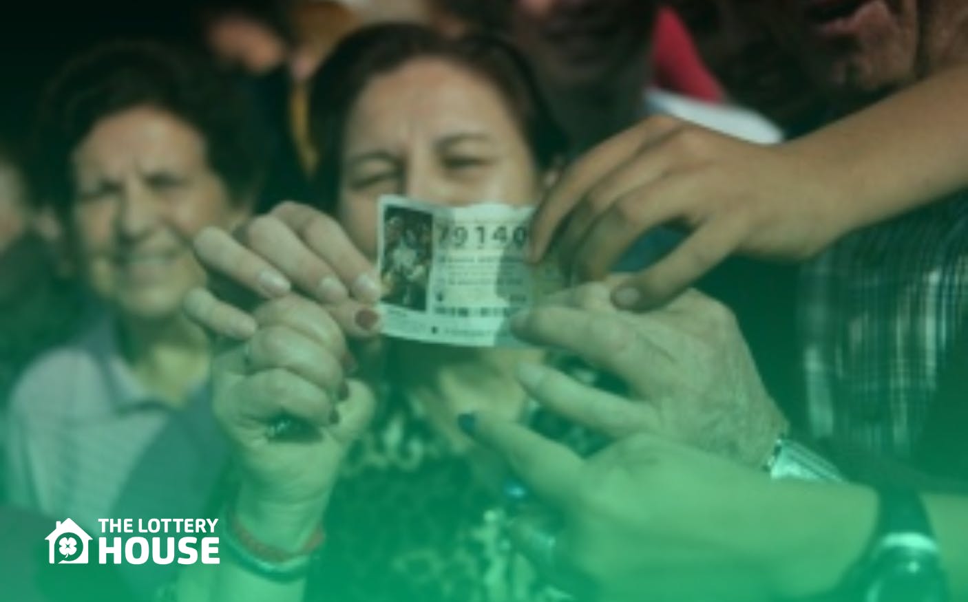 Mujer con un billete premiado