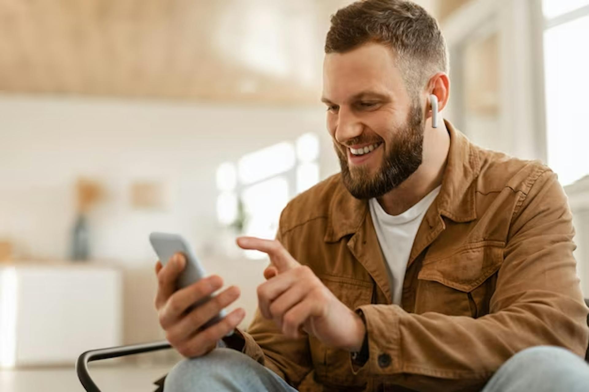 Hombre feliz usando su teléfono celular