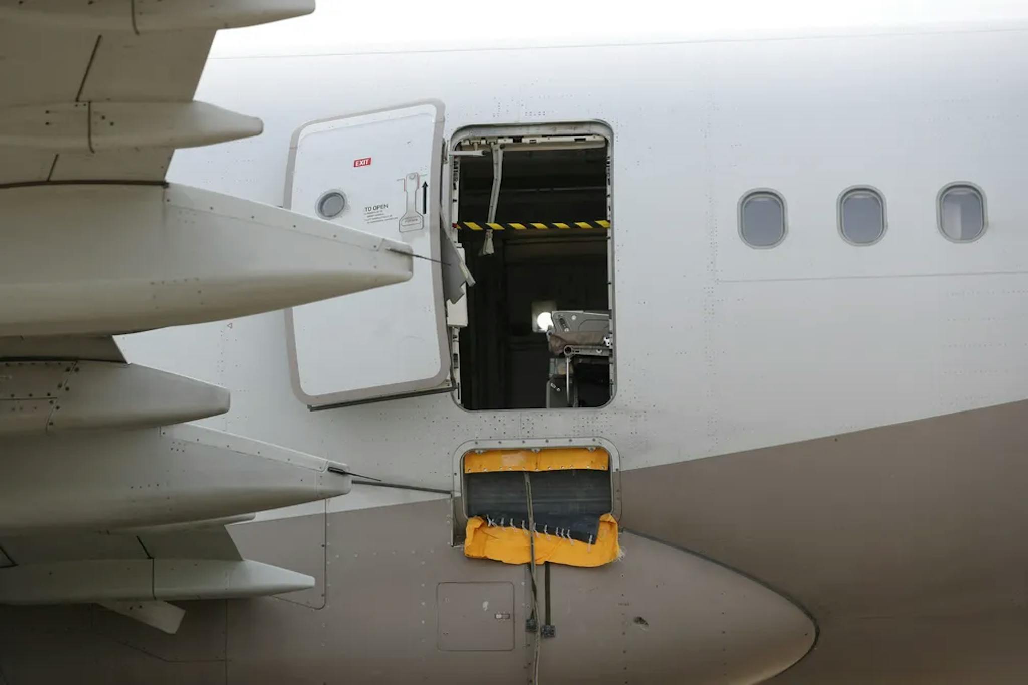 Porta do avião se abriu antes do pouso