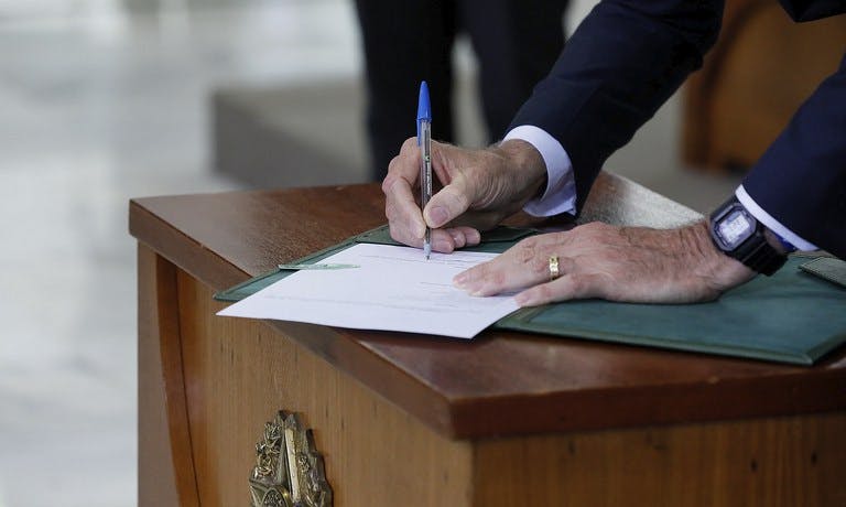 Firmando un documento