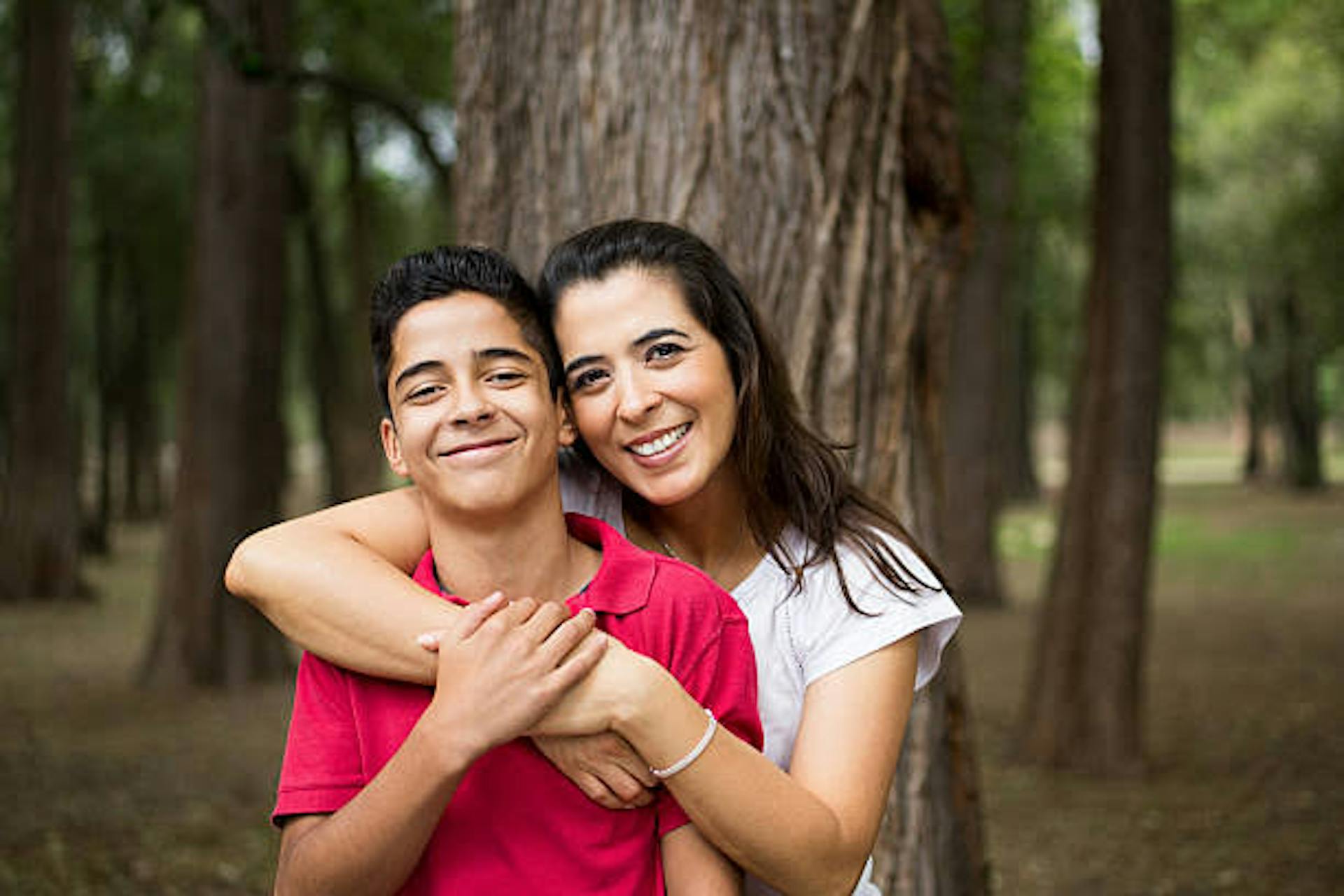 Hijo y madre abrazándose