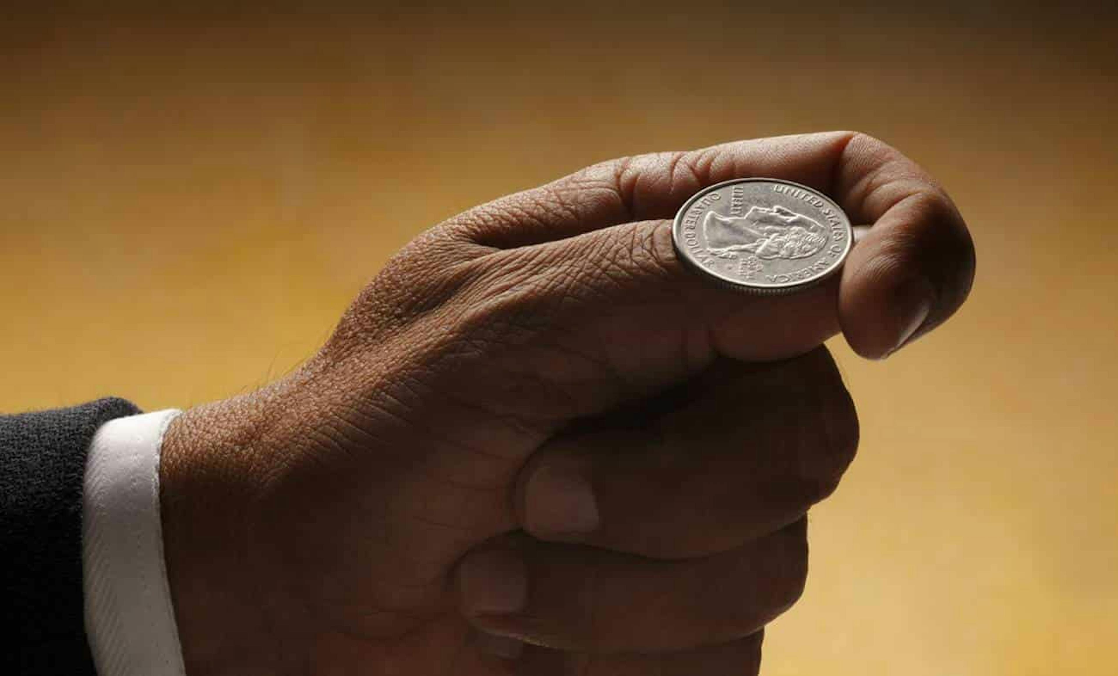 Hombre lanzando una moneda