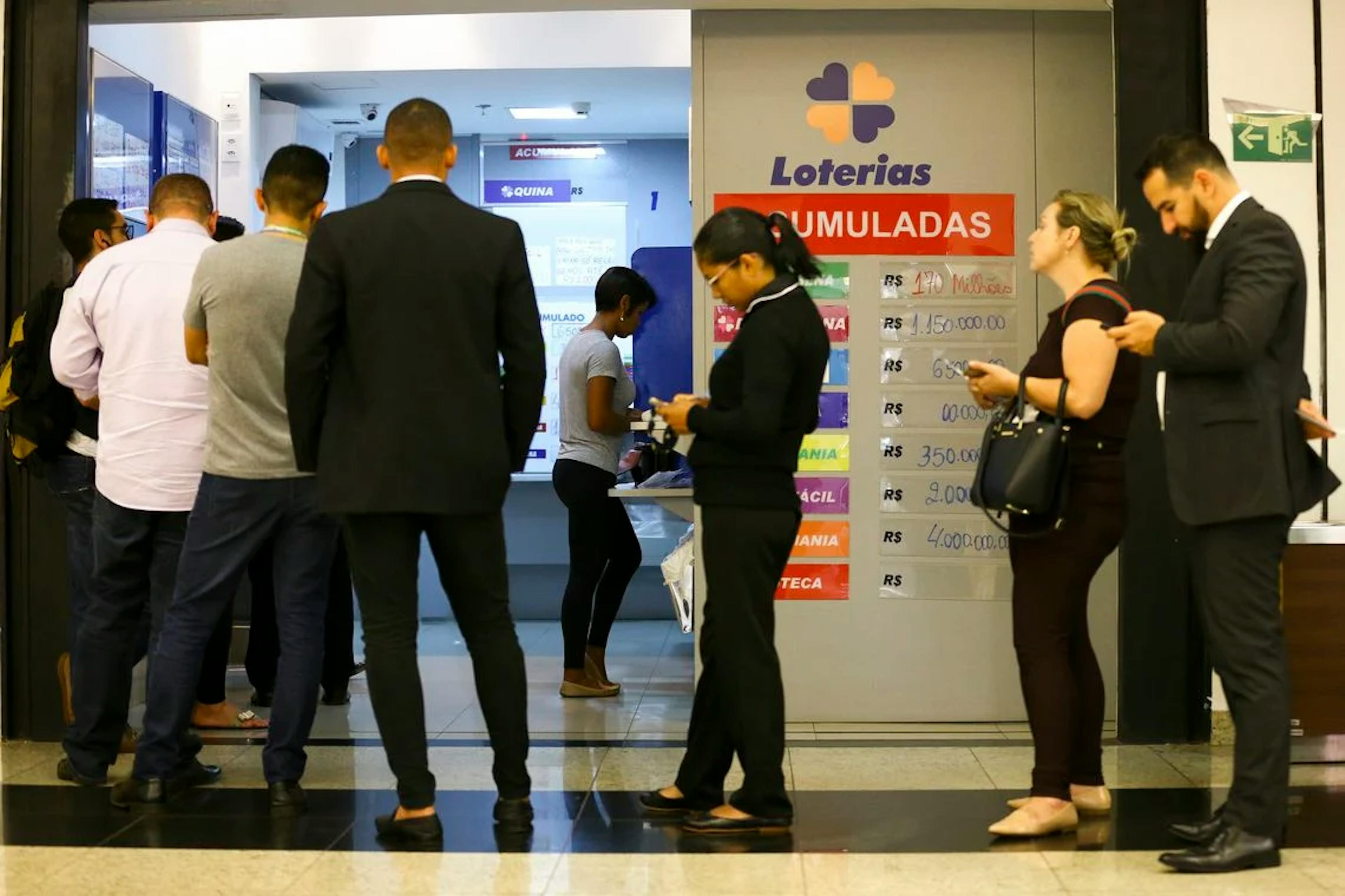 PeopPersonas en fila en una casa de loteríasle in line at a lottery shop