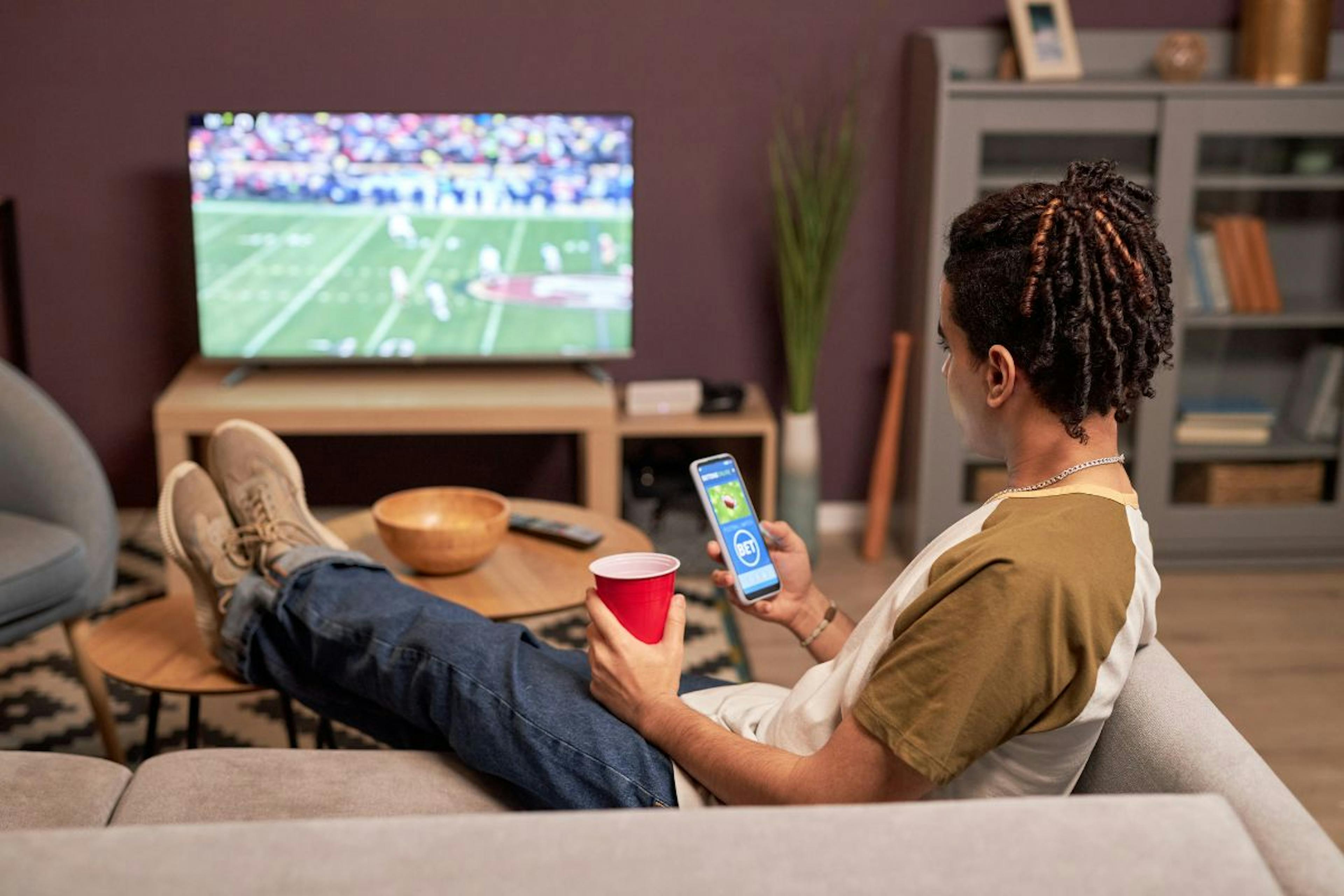 Persona viendo un partido de fútbol