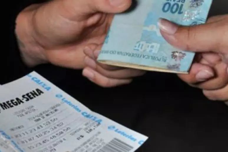 Bilhete de loteria e dinheiro