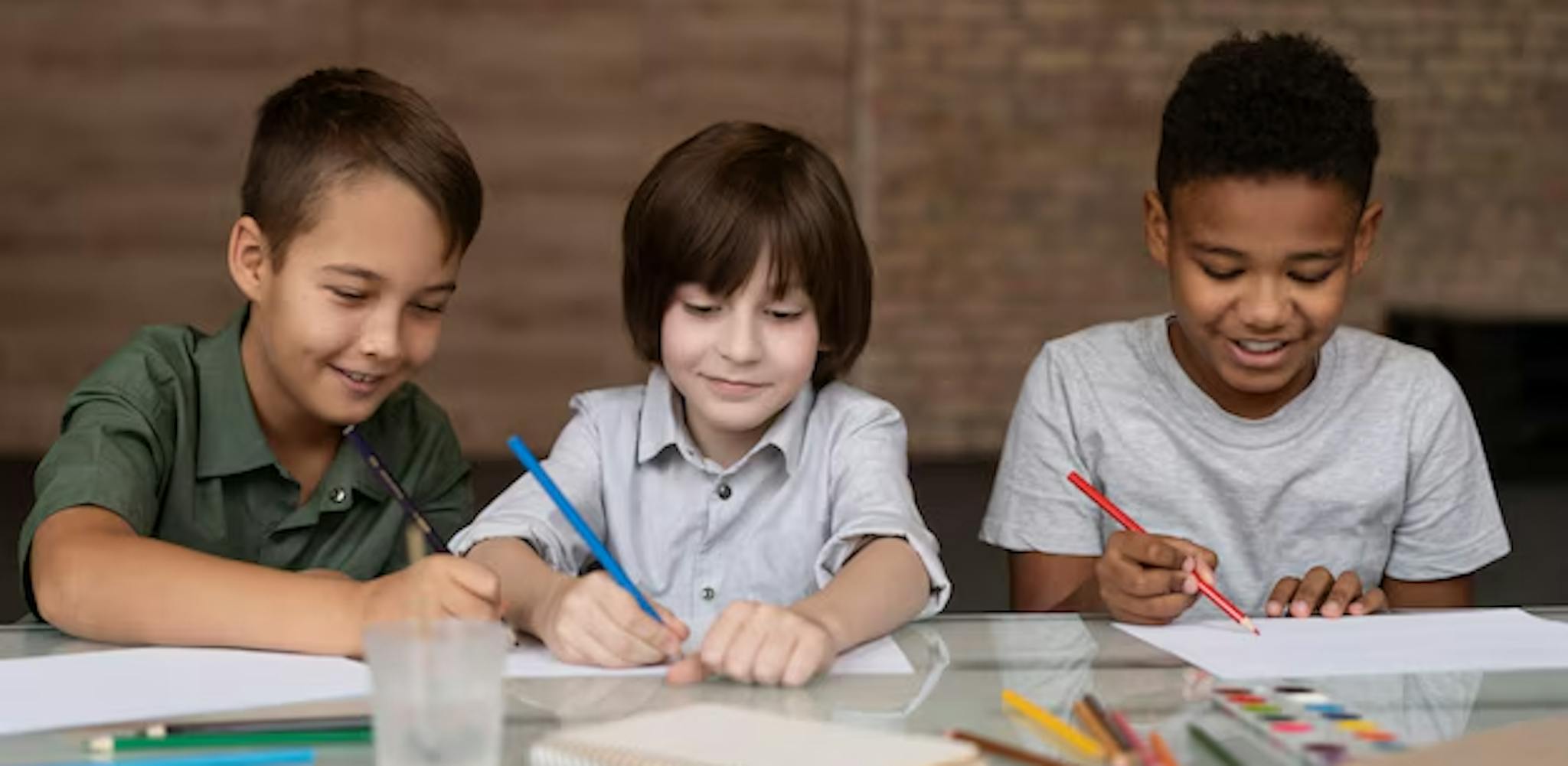 Niños estudiando