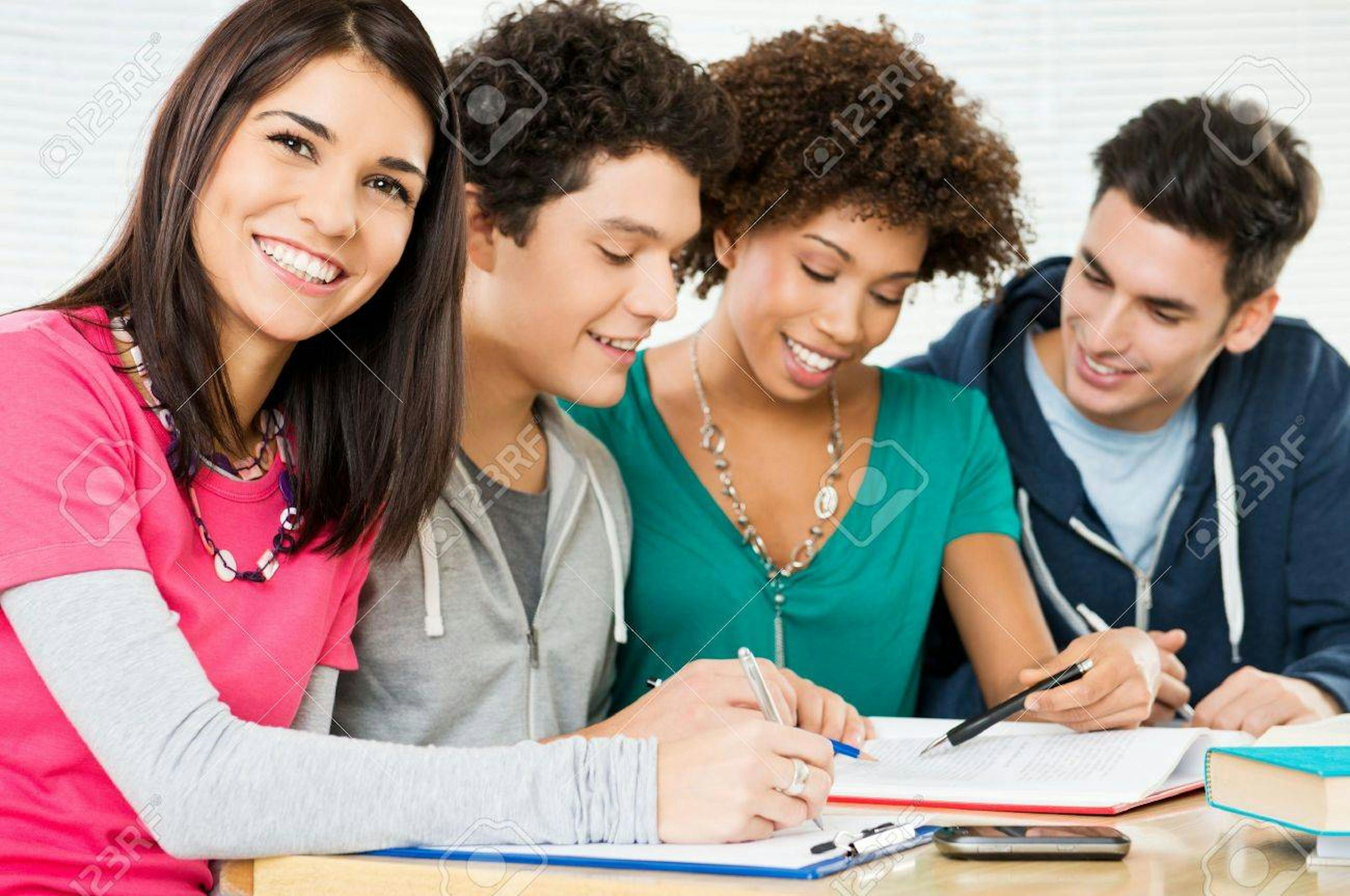 Jóvenes felices estudiando