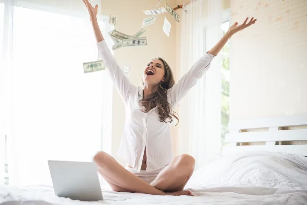 Mujer feliz lanzando dinero al aire