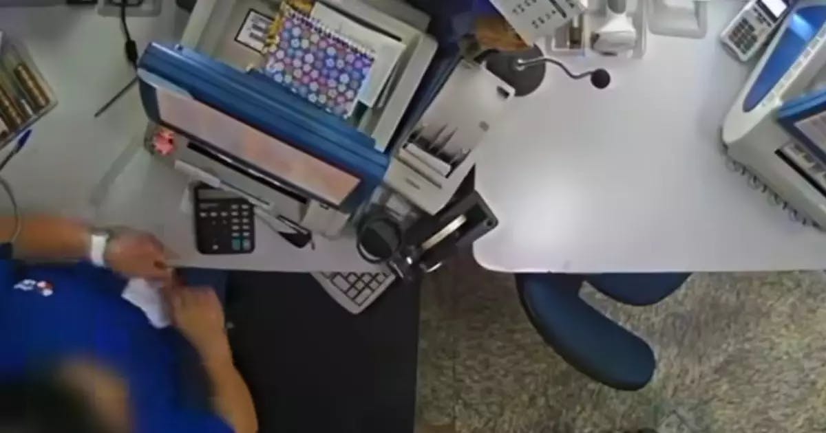 Mujer intentando romper un boleto de lotería