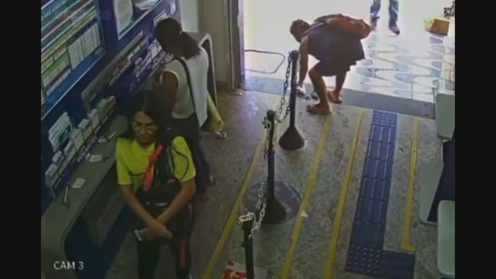 Mujer recogiendo algo del suelo de la lotería