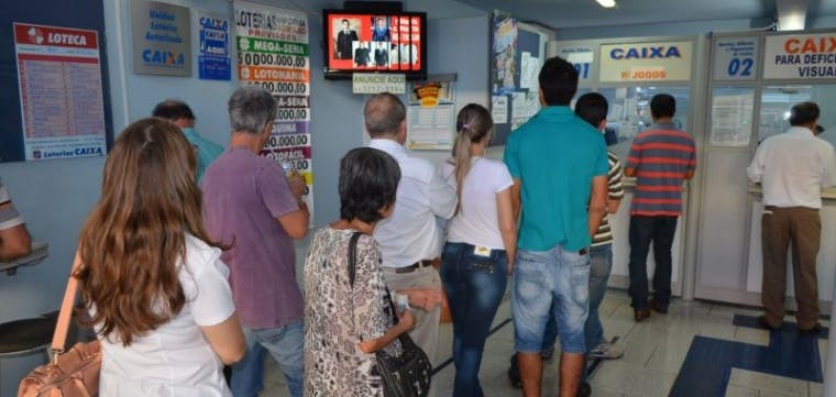Personas en la fila de la lotería